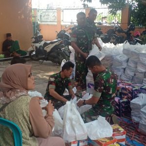 Datang di Pengajian, TNI Satgas Bantu Distribusikan Logistik