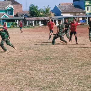 Salam Perpisahan, Satgas TMMD Gelar Sepakbola Persahabatan Dengan Pemuda