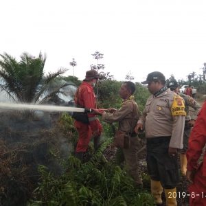 Tim Karhutbunlah Muba bersinergi Padamkan Api Muara Medak Bayung Lencir