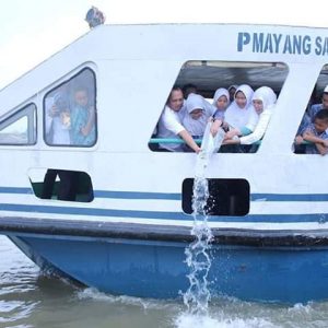 Fitrianti Bersama Puluhan Pelajar Tabur 10 Ribu Benih Ikan Patin di Sungai Musi