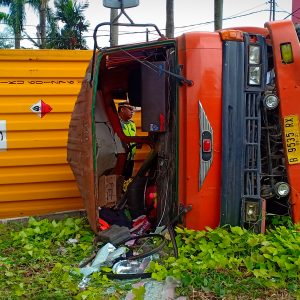 Truk Kontainer Terguling, Tiga Orang Dilarikan ke Rumah Sakit