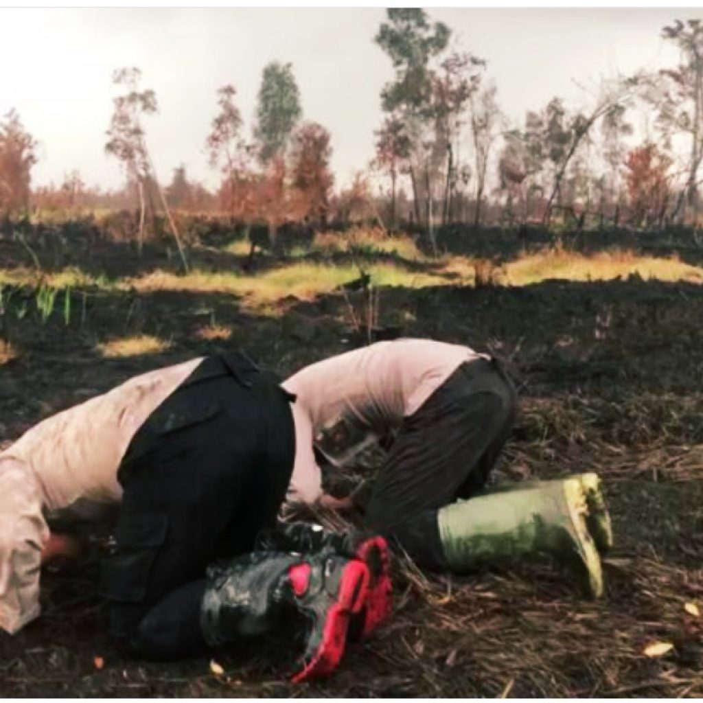 Hujan Turun, Dua Anggota Polisi Muba Hebohkan Netizen di Medsos
