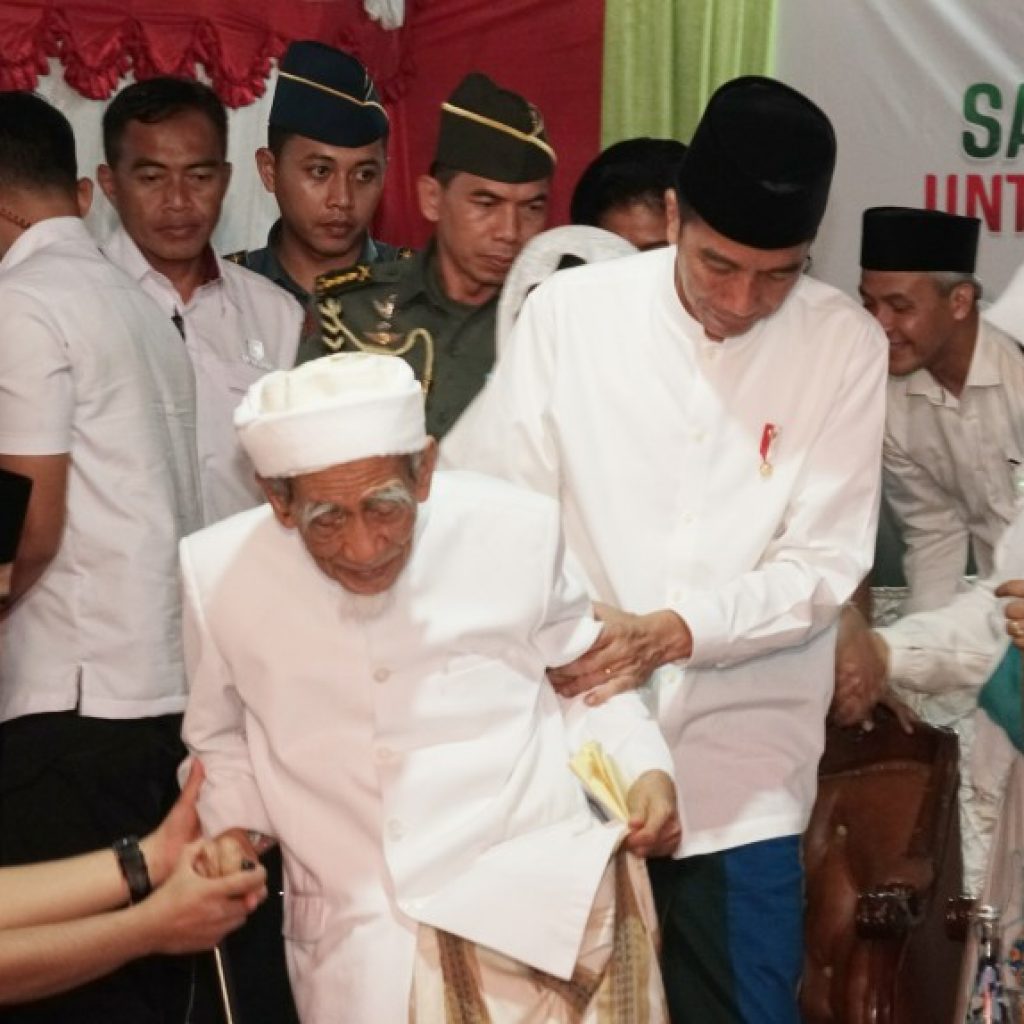 Turut Berdukacita, Presiden Jokowi Kenang Masa Saat Bersama Mbah Moen