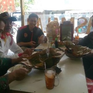Puas Dengan Hasil TMMD, Warga Ini Ajak Makan Bareng Satgas TMMD di Restoran
