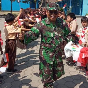 TNI Latih Anak-Anak Sambut Tamu Undangan di Upacara Penutupan TMMD
