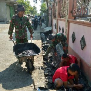 Jelang HUT RI, Satgas TMMD Ajak Warga Bersihkan Lingkungan