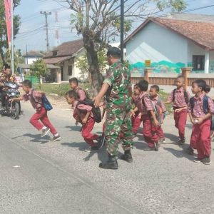 Seberangkan Anak Sekolah Juga Dilakoni Satgas TMMD