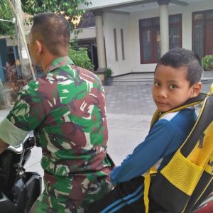 Ngojek Anak Sekolah di Desa TMMD Juga Dilakukan TNI