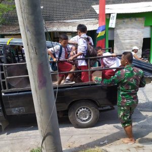 TNI Buka “Biro Angkutan” Antar Jemput Anak-Anak Sekolah