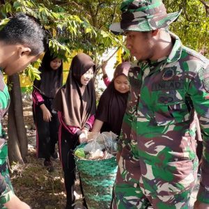 Pelopori Peduli Kebersihan Lingkungan , TNI Gelar Jumat Bersih