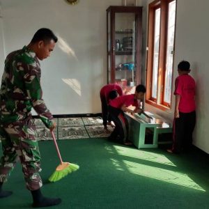 TNI Ajarkan Anak-Anak SD Untuk Berperan Di Kebersihan Masjid