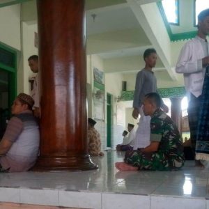 Sesibuk apapun Kerja di TMMD, TNI Satgas Tetap Tak Meninggalkan Ibadah