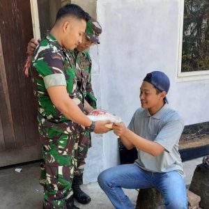 Diujung TMMD, Satgas Ini Bagikan Beras Kepada Warga