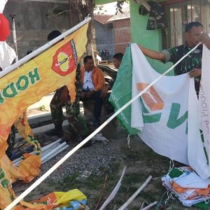 TNI dan Warga Persiapkan Sarpras Upacara Penutupan TMMD