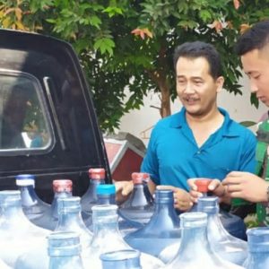 Puluhan Galon Air Minum Didrop di Lokasi Upacara Penutupan TMMD