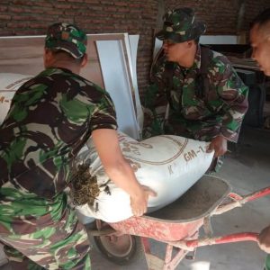 Bantu Langsir Gabah Juga Dilakoni Sejumlah Satgas TMMD