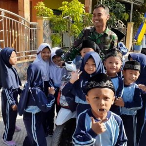 Untuk Kenangan, Sejumlah Anak Minta Foto Bersama TNI
