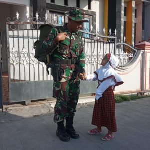 Keakraban Danki Satgas TMMD Kodim Demak dengan anak Kalikondang