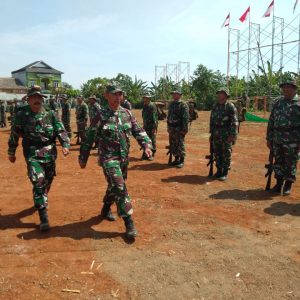 Kesibukan Satgas Menyiapkan Transit Untuk Penutupan TMMD