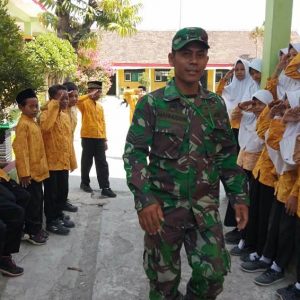 Diajari Pak Tentara, Kami Sudah Lihai Cara Memberi Salam Hormat Yang Benar