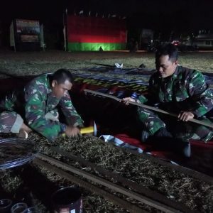 Penyiapan lapangan upacara penutupan TMMD Kodim Demak hingga larut malam