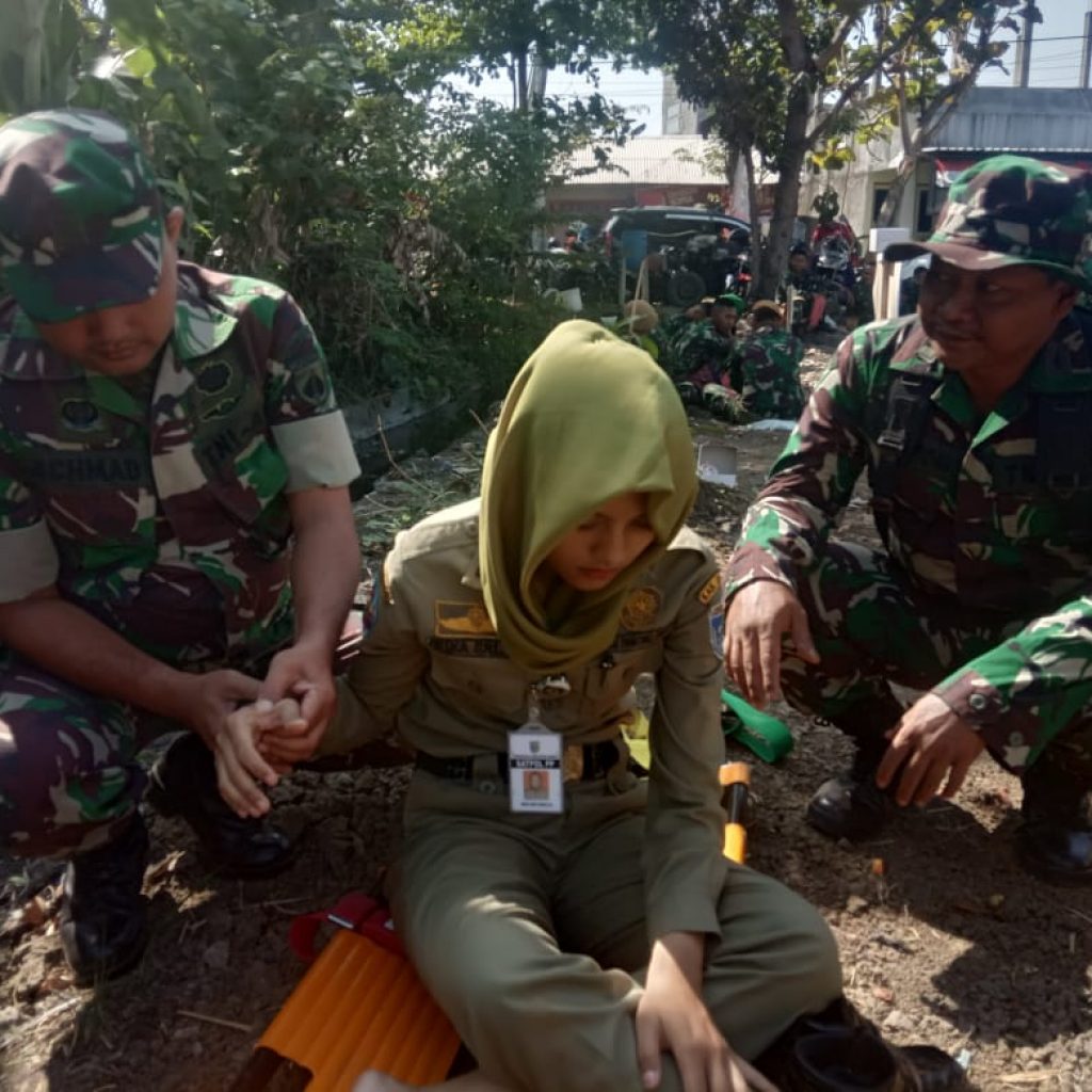 Langkah-langkah pertolongan pertama Tim Kesehatan TMMD Kodim Demak diupacara penutupan