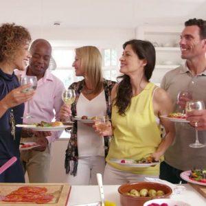 9 Alasan Mengapa Bahaya Makan Sambil Berdiri!