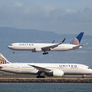 Penumpang United Airlines Terkunci di Toilet