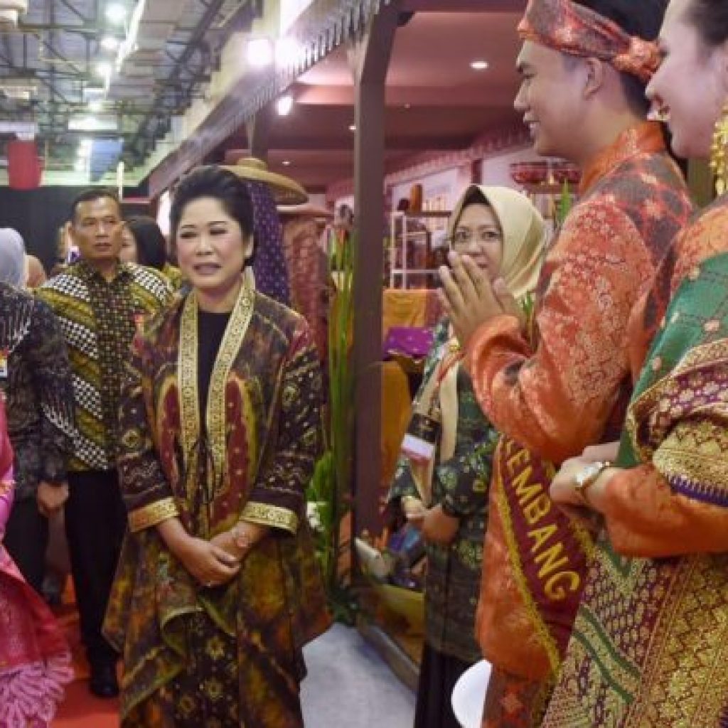 Ibu Negara Iriana Janji Akan Temui Pengrajin Kain di Palembang