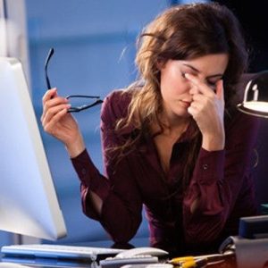 Cara Mengatasi Sakit Kepala Akibat Melihat Layar Komputer Terus-menerus