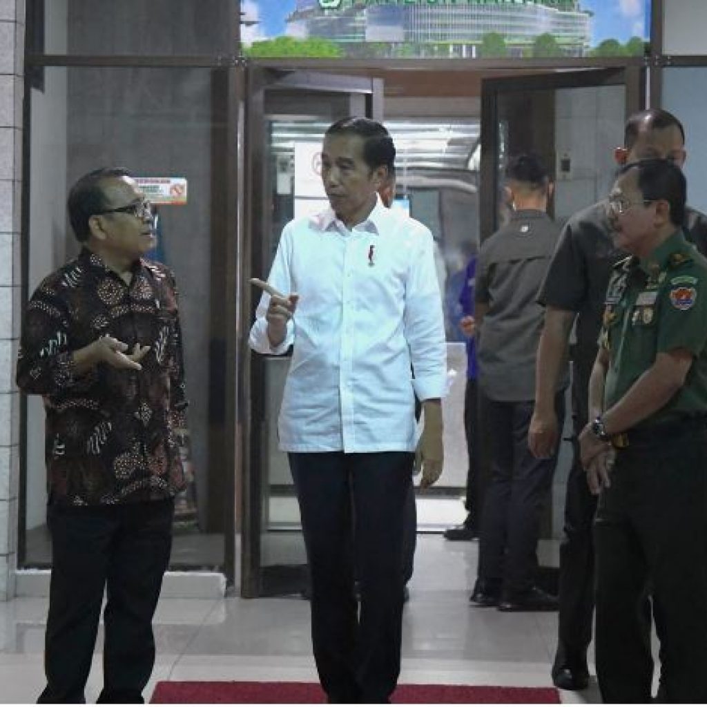 Presiden Jokowi Jenguk B.J. Habibie di CICU RSPAD