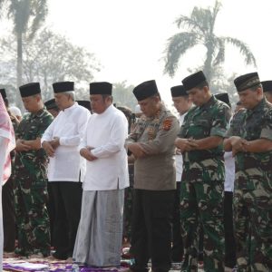Gelar Sholat Istisqo Lagi, Herman Deru Berharap Kabut Asap Segera Berlalu