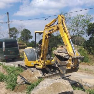 Besi Raksasa Itu Terus “Merangsek” Awali Pengecoran Jalan TMMD