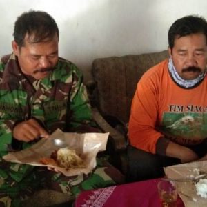 Sosok Kembar Menjadi Pelepas Lelah di Lokasi TMMD