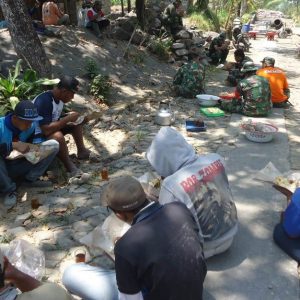 Makan Nasi Bungkus Bersama Warga Tak Jadi Soal Bagi TNI