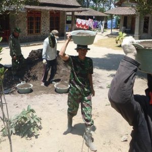Babinsa Yang Rajin Kerja Bersama Warga di Lokasi TMMD