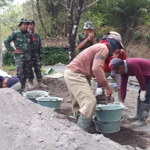 Terus Jalin Keakraban Dengan Warga di Lokasi TMMD
