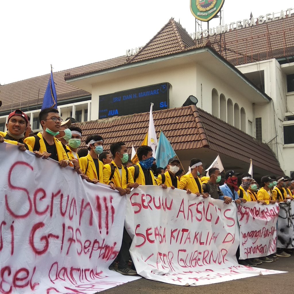 Masalah Asap Tak Kunjung Usai, Ribuan Mahasiswa Sumsel Geruduk Kantor Gubernur