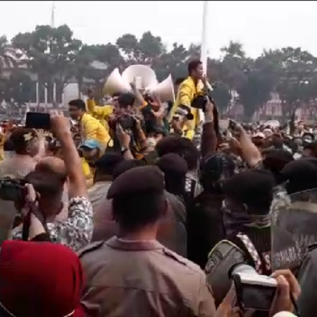 Sampaikan Aspirasi Soal Asap Pada Gubernur, 3 Mahasiswa Terluka