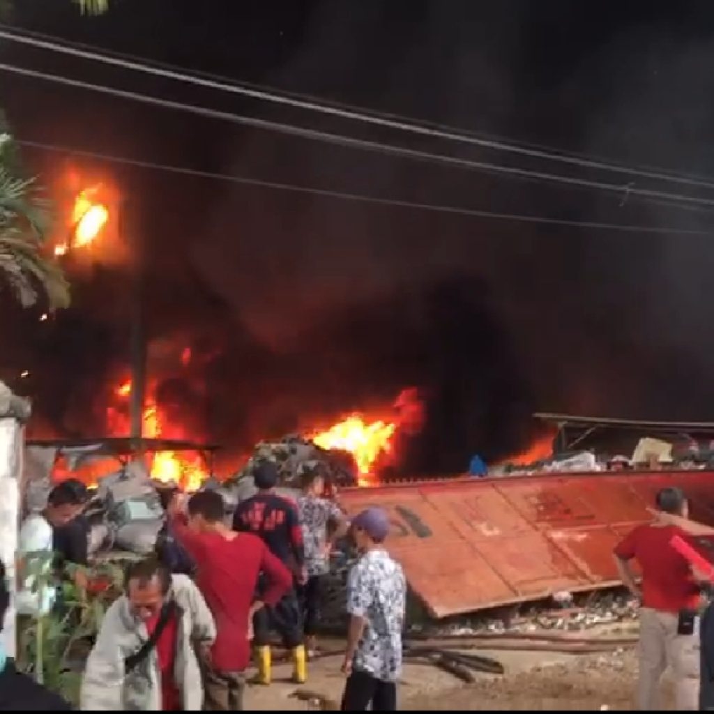 Diduga Kelalaian Pekerja, Gudang Barang Bekas di Palembang Ludes Terbakar