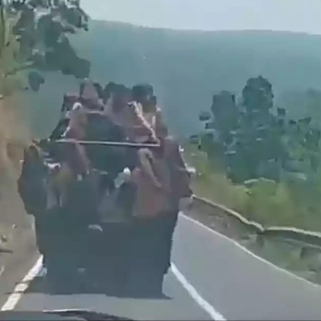 Perjuangan Siswa Tanjung Tebat, Ke Sekolah Bergelantungan di mobil