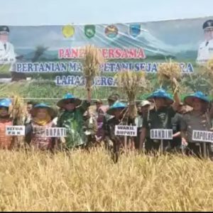 Bupati Lahat Ikuti Pesta Panen Raya di Kecamatan Kukum
