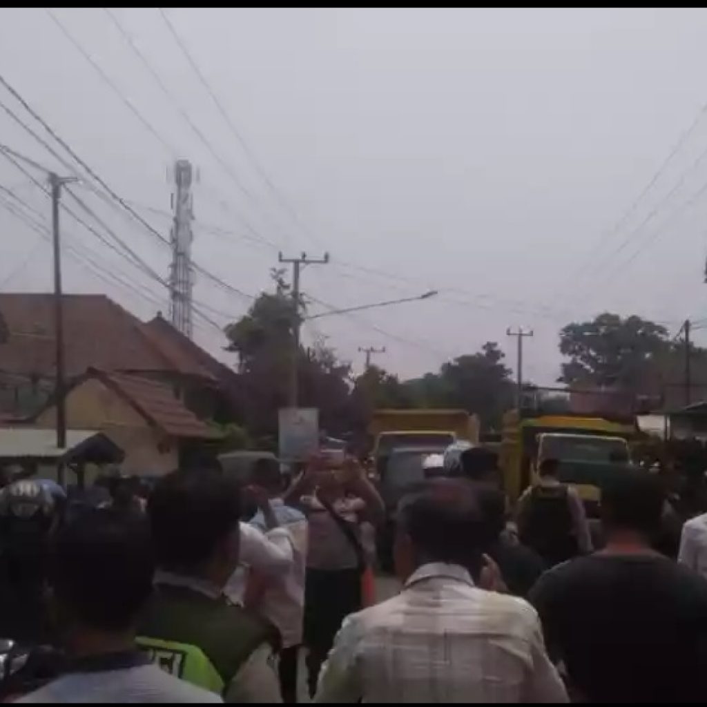 Akibat Debu Warga Blokade Jalan Lahat-Pagaralam