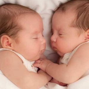 Perempuan di India Usia 74 Tahun Melahirkan Bayi Kembar