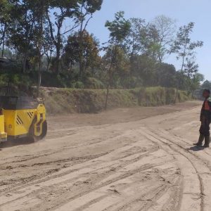 Persiapkan Lokasi Upacara Pembukaan TMMD, Alat Berat Terus Digeber