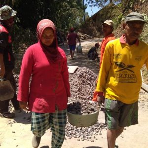 Srikandi-Srikandi Yang Tak Canggung Ikut Kerja di Proyek TMMD