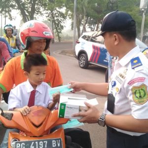 Cegah Korban Jiwa, Pemkab dan Polres Muba Bagikan Masker dan Sosialisasi Nyalakan Lampu Kendaraan