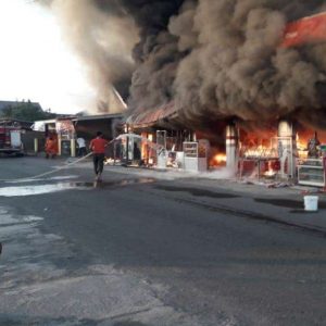 Merokok Saat Isi BBM, Satu Rumah Ludes Terbakar