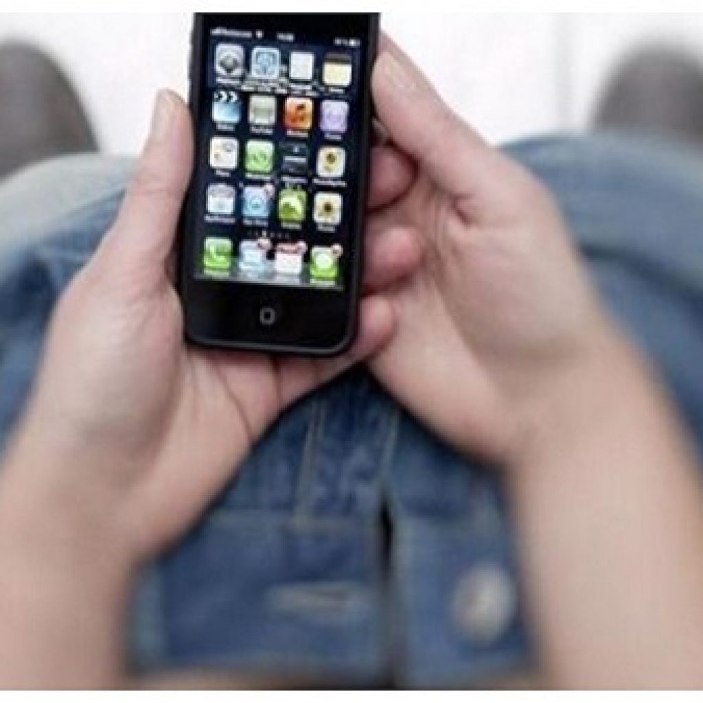 Bahayanya Bagi Kesehatan Jika Anda Sering Main Handphone Di Toilet