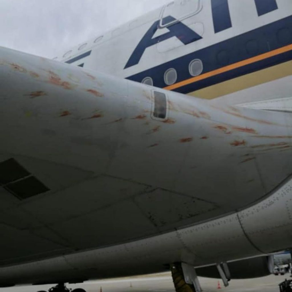 Pesawat di Cina Terjepit di Kolong Jembatan